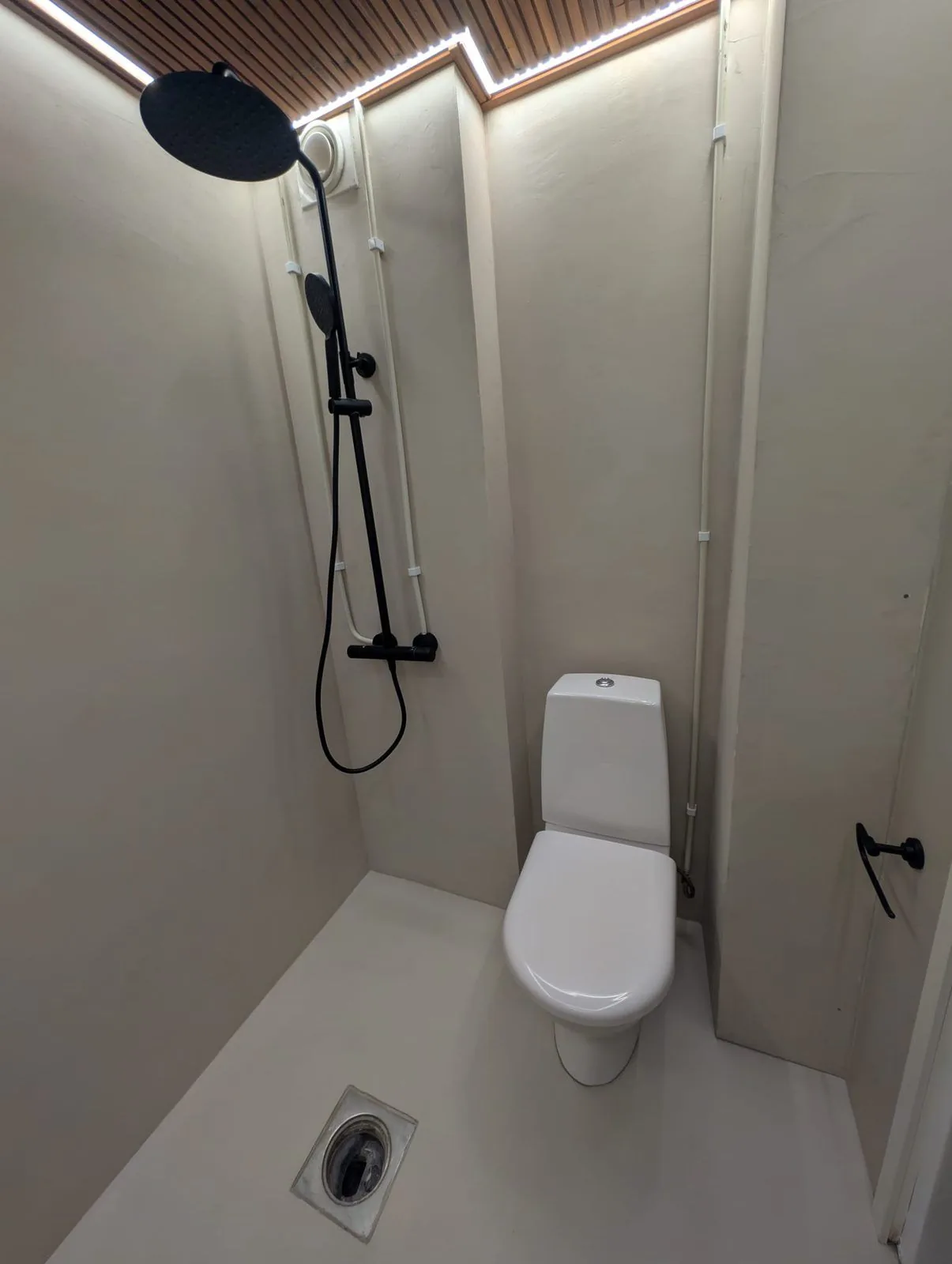 Hartsipinnoitettu suihku-wc saumattomalla lattialla Turussa