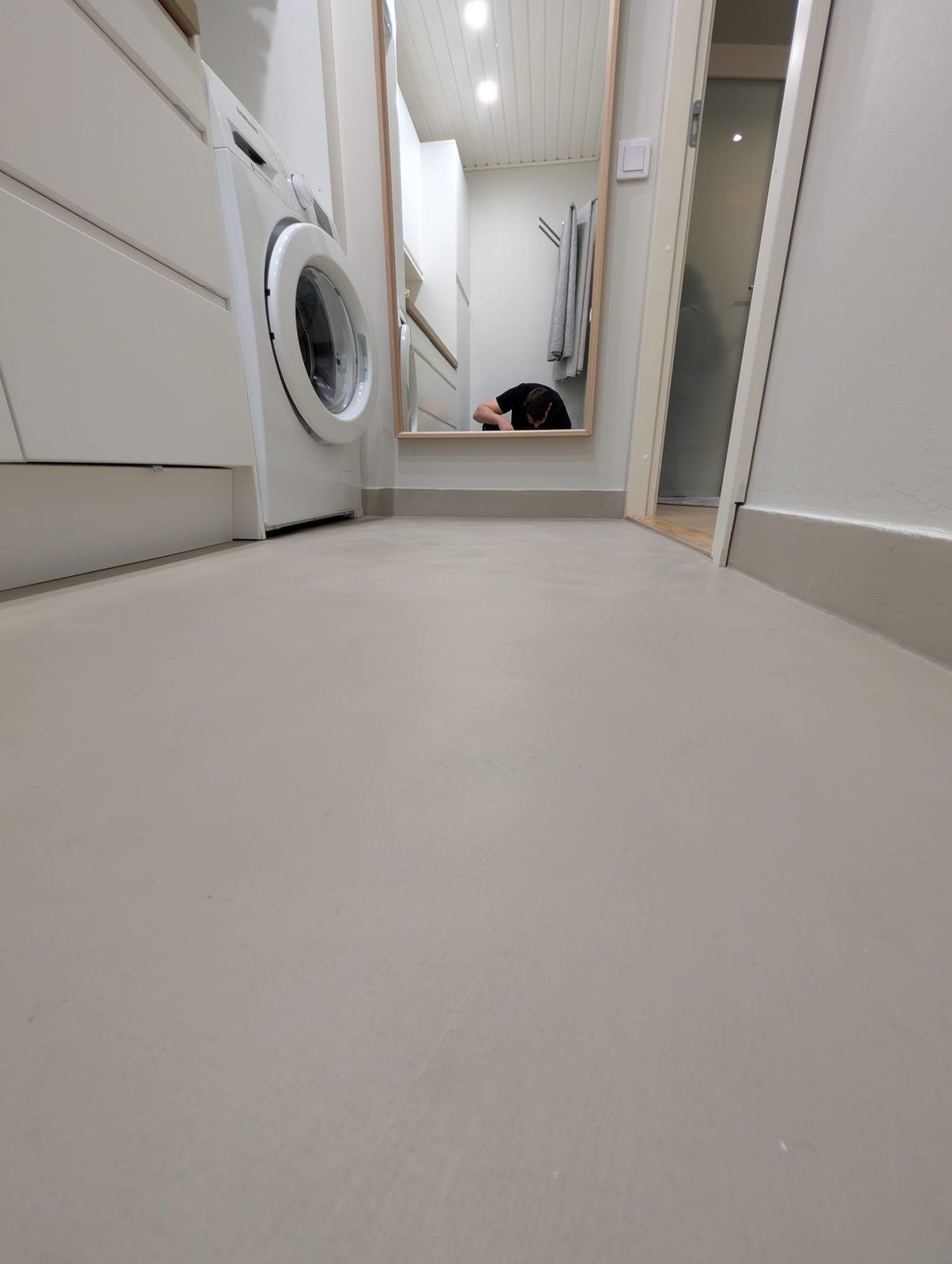 Mikrosementtilattia kodinhoitohuoneessa Turussa