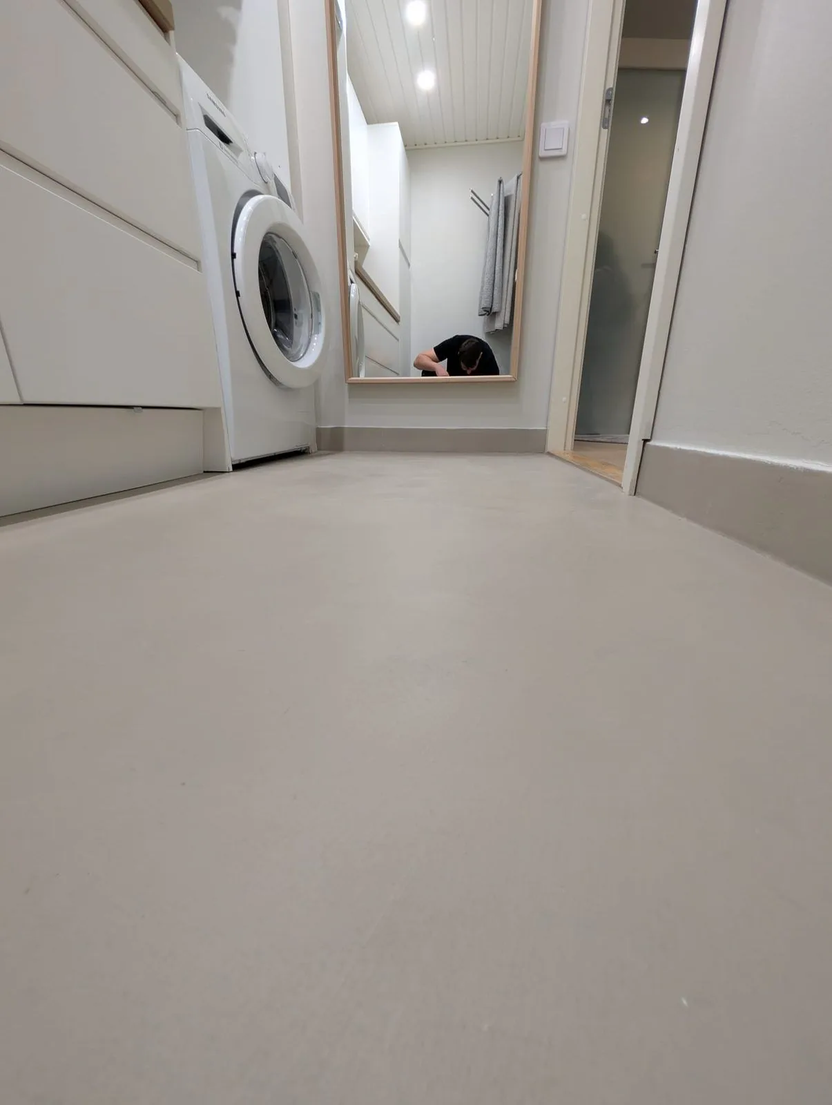 Mikrosementtilattia kodinhoitohuoneessa Turussa