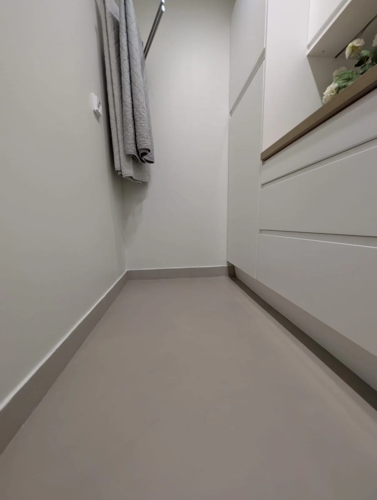 Mikrosementtipinnoitettu kodinhoitohuone Turussa