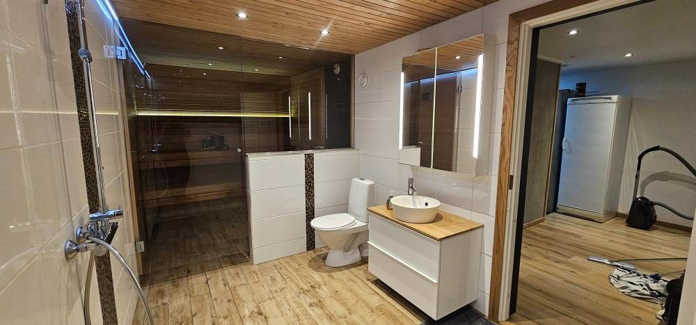 Iso kylpyhuone, lasiseinäinen sauna ja laatoitettu suihku Turussa