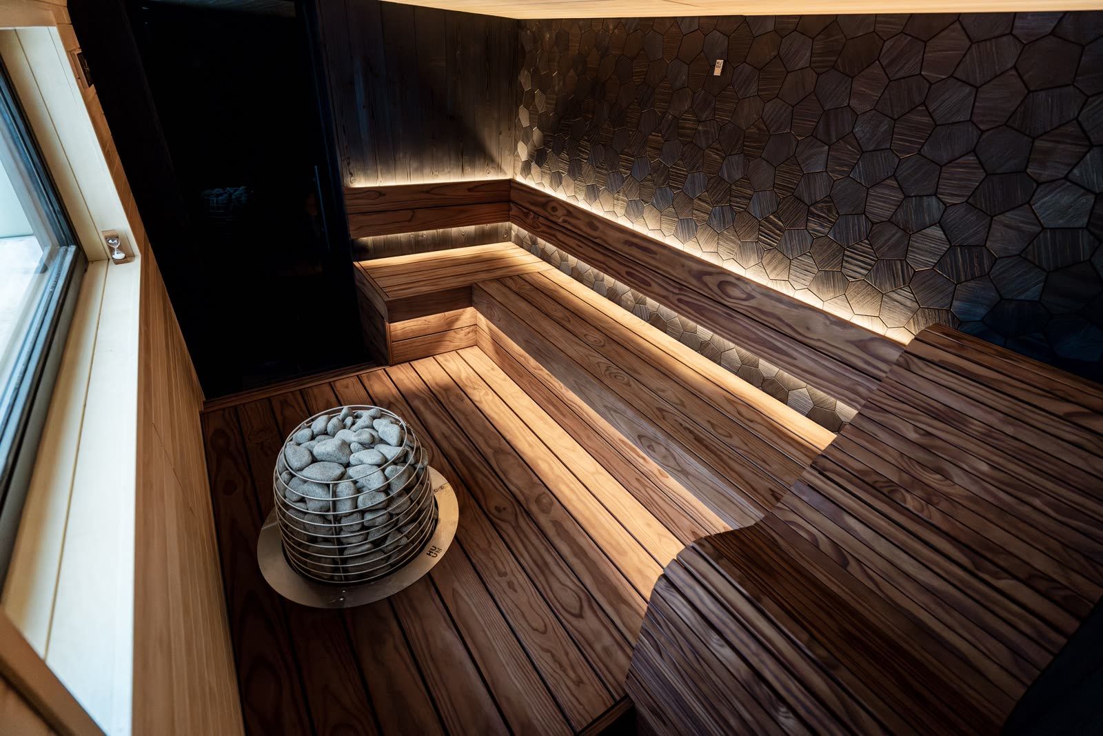 Moderni sauna LED-valaistuksella ja kiukaalla Turussa