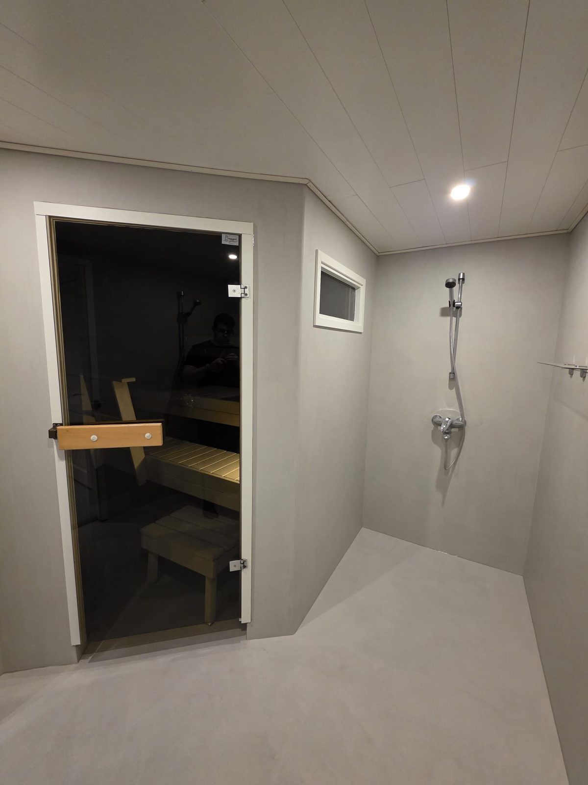 Lasiovinen sauna ja mikrosementtipinnoitettu pesuhuone Turussa