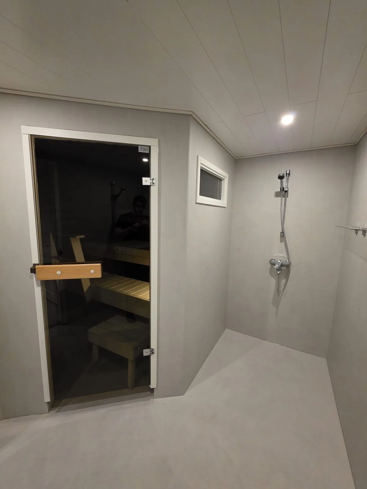 Lasiovinen sauna ja mikrosementtipinnoitettu pesuhuone Turussa