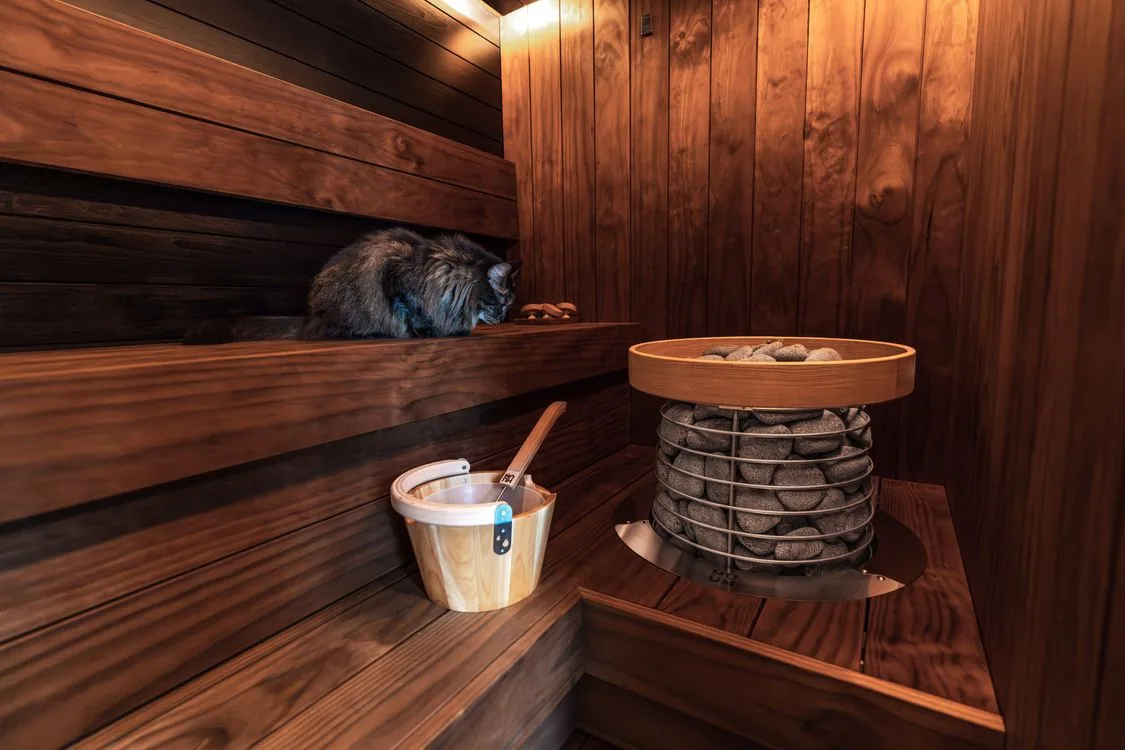 Tunnelmallinen tummapuinen sauna ja kivikiuas Turussa