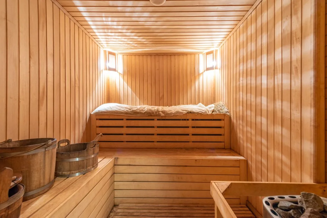 Vaalea sauna ja mittatilauslauteet Turussa