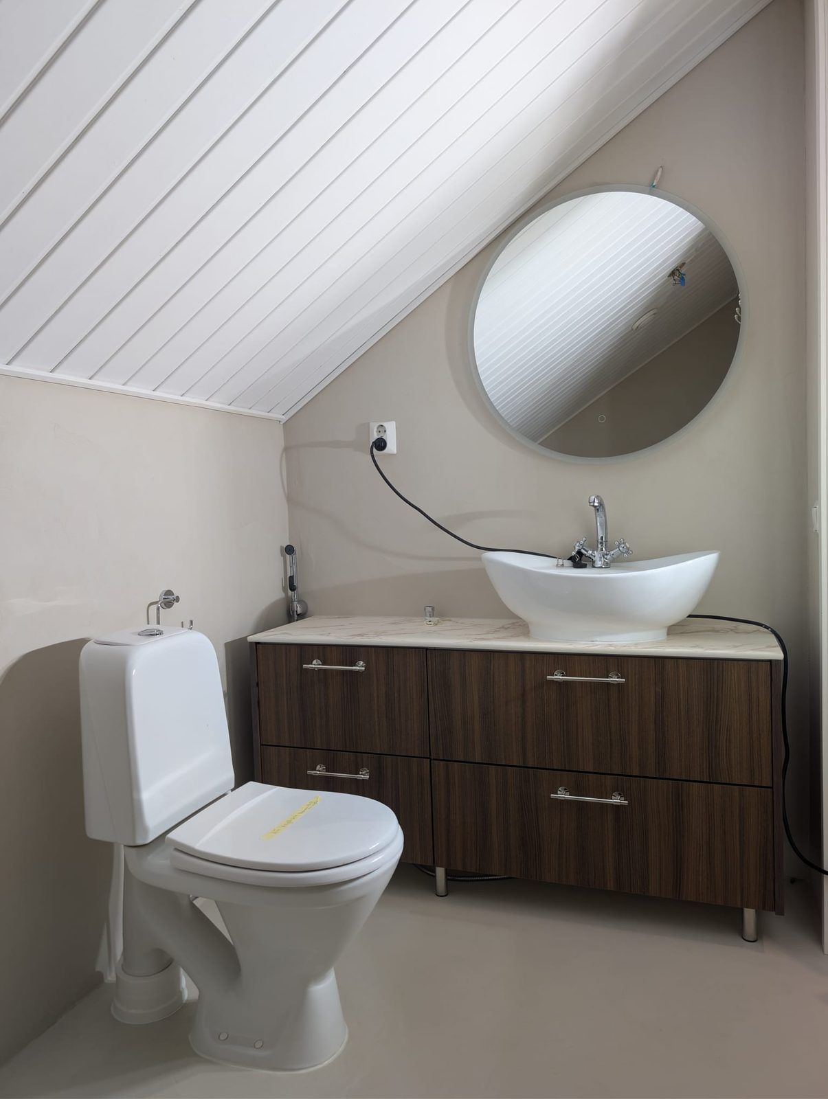 WC pähkinäkalusteella Turussa