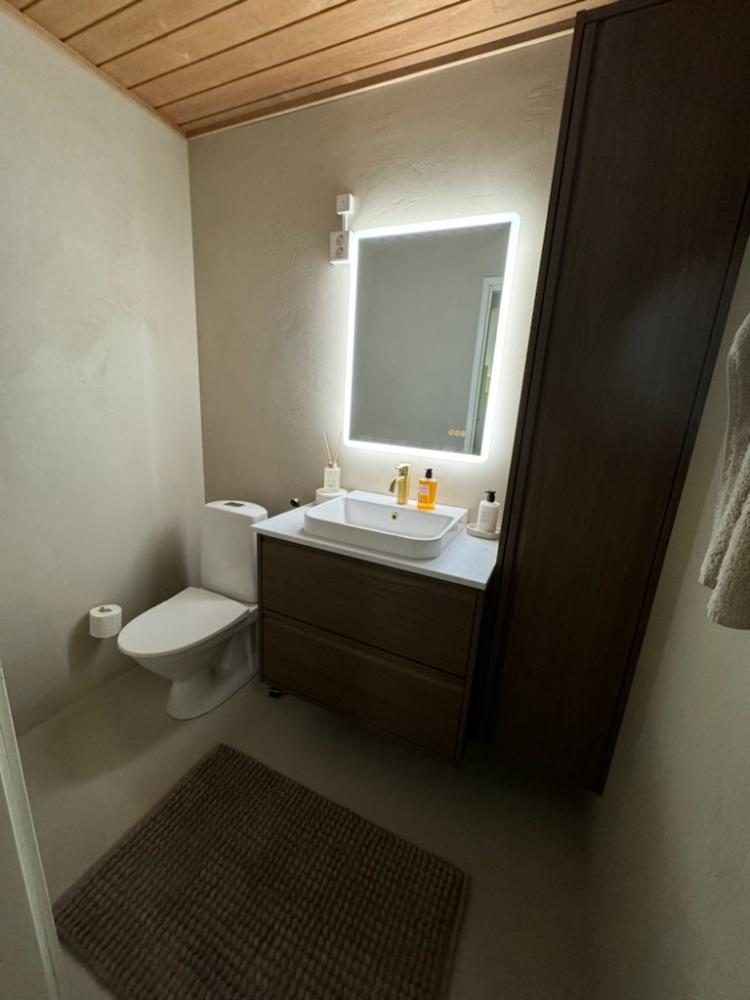 WC mikrosementtiseinin, puurimakatto ja LED-peili Turussa