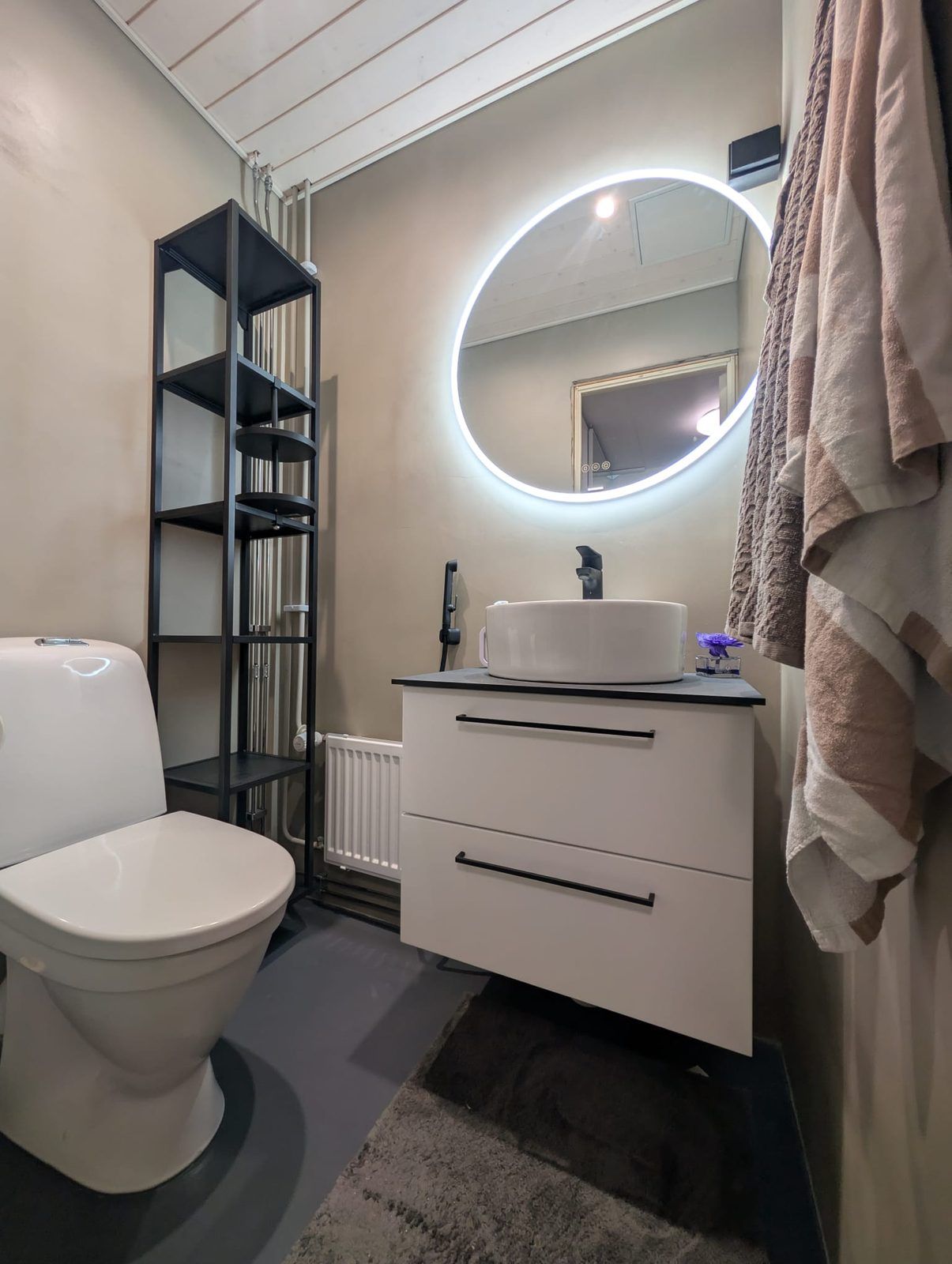 Mikrosementti-wc, pyöreä LED-peili ja malja-allas Turussa