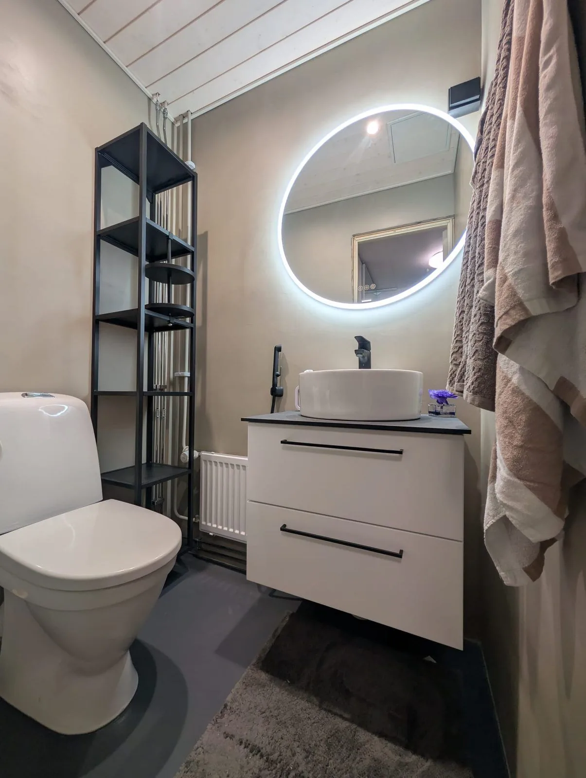 Mikrosementti-wc, pyöreä LED-peili ja malja-allas Turussa