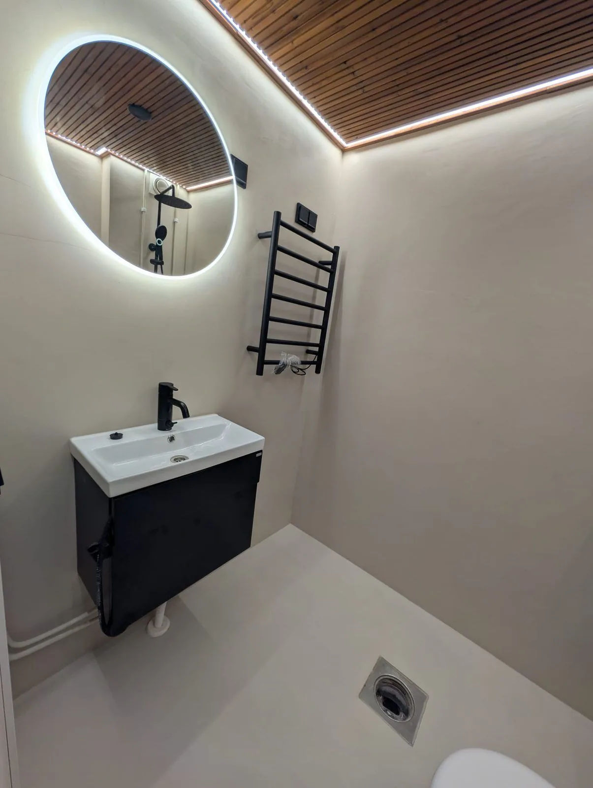 WC mikrosementtiseinin, musta allaskaluste ja kuivauspatteri Turussa